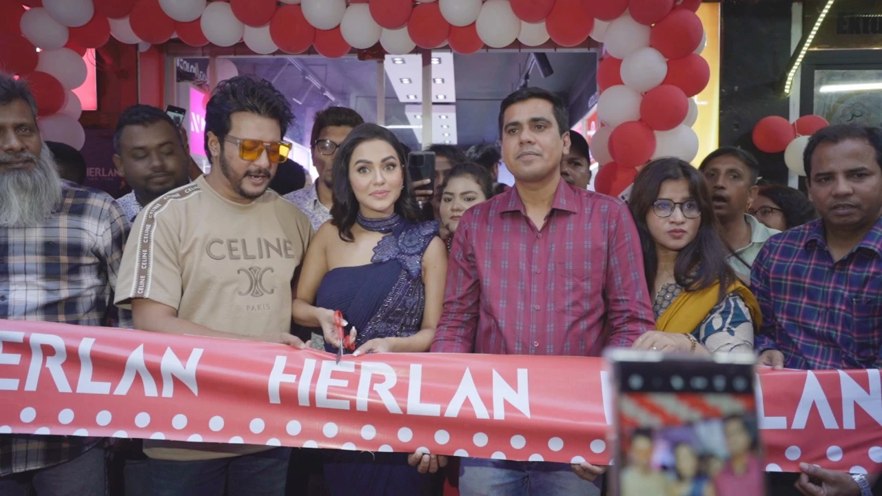 মিরপুর-১০ এ ‘হারল্যান স্টোর’ উদ্বোধন করলেন নুসরাত ফারিয়া