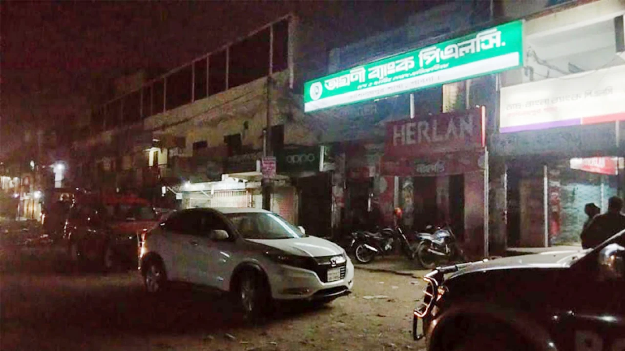 ১০ কোটি টাকা আত্মসাতের অভিযোগে ৩ ব্যাংক কর্মকর্তা গ্রেপ্তার