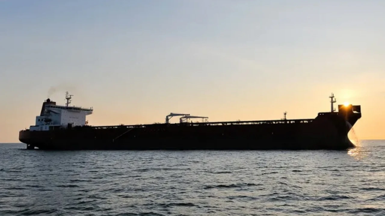 যুক্তরাজ্যের তেলবাহী জাহাজে হুতিদের মিসাইল হামলা