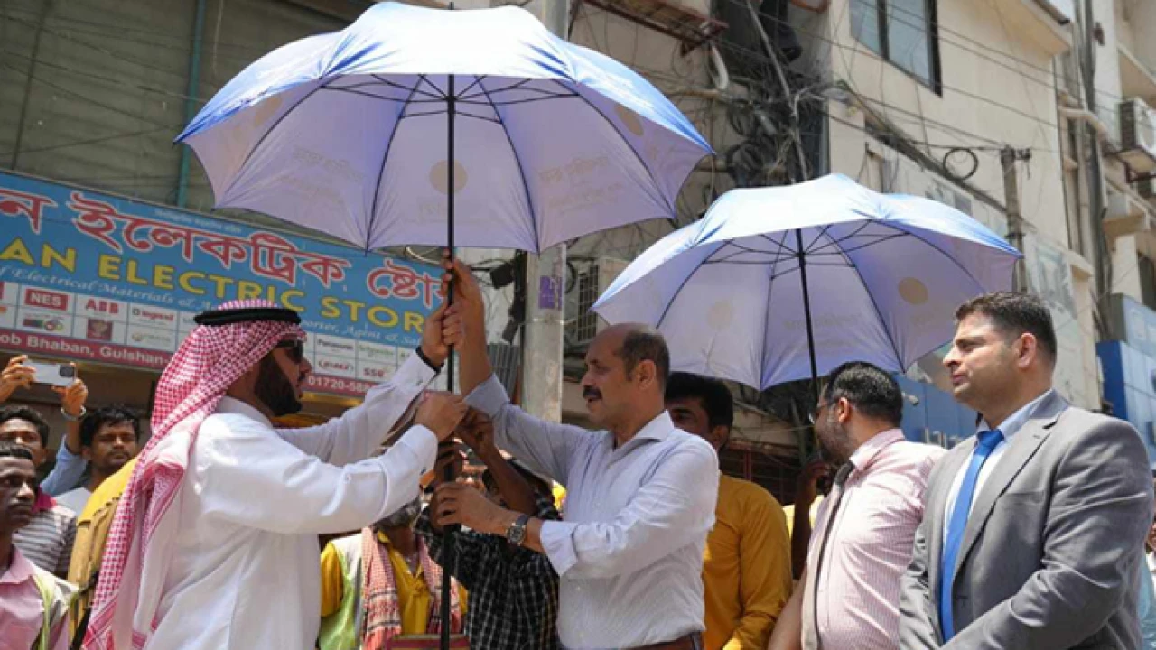 এবার হিট অফিসারের পরামর্শে রিকশা চালকদের ছাতা দিলেন আতিক