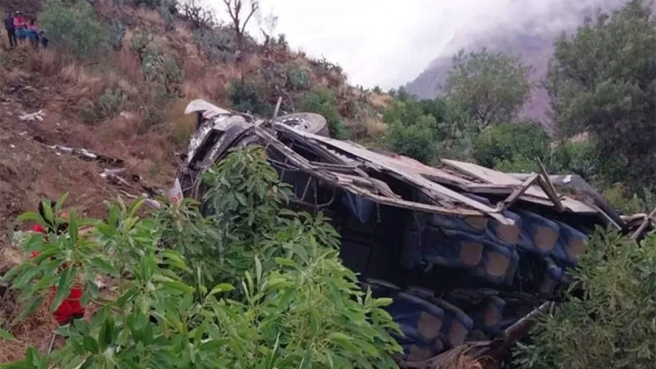 রাস্তা থেকে ৬৫০ ফুট গভীর খাদে বাস, নিহত ২৫