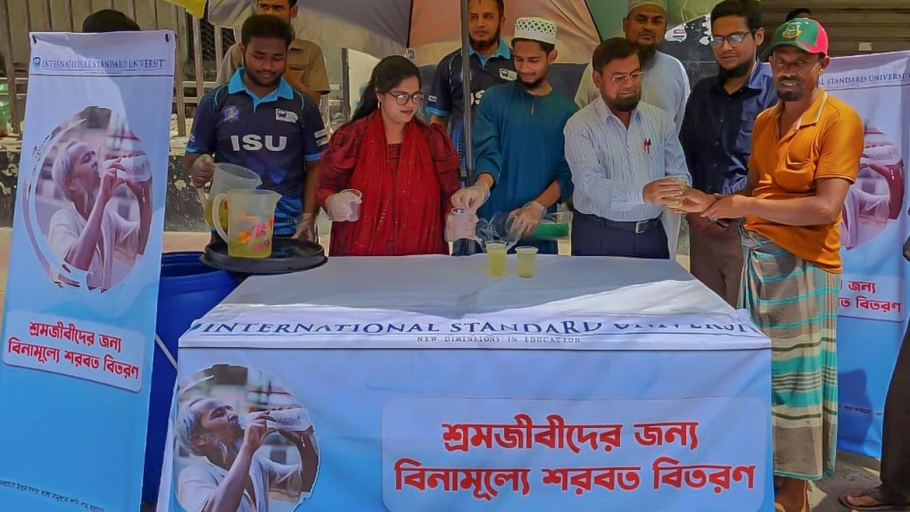 আইএসইউ'র উদ্যোগে শ্রমজীবীদের মধ্যে শরবত ও বিশুদ্ধ পানি বিতরণ
