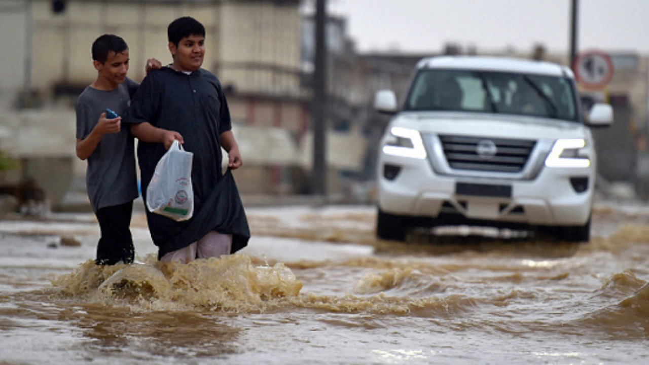 ভারি বৃষ্টিতে মদিনায় বন্যা, রেড অ্যালার্ট জারি