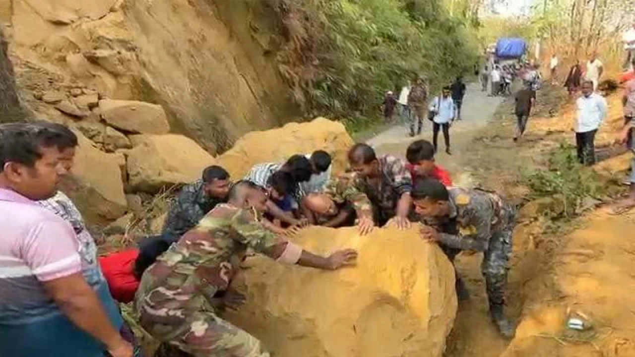 পাহাড় ধসে বাঘাইছড়ি-দীঘিনালা সড়কে যান চলাচল বন্ধ