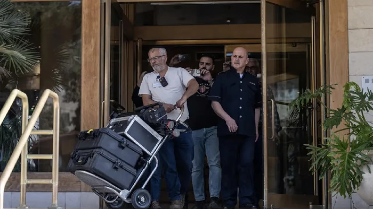 কার্যালয়ে ইসরায়েলের তল্লাশি, ‘অপরাধমূলক পদক্ষেপ’ বলছে আল-জাজিরা