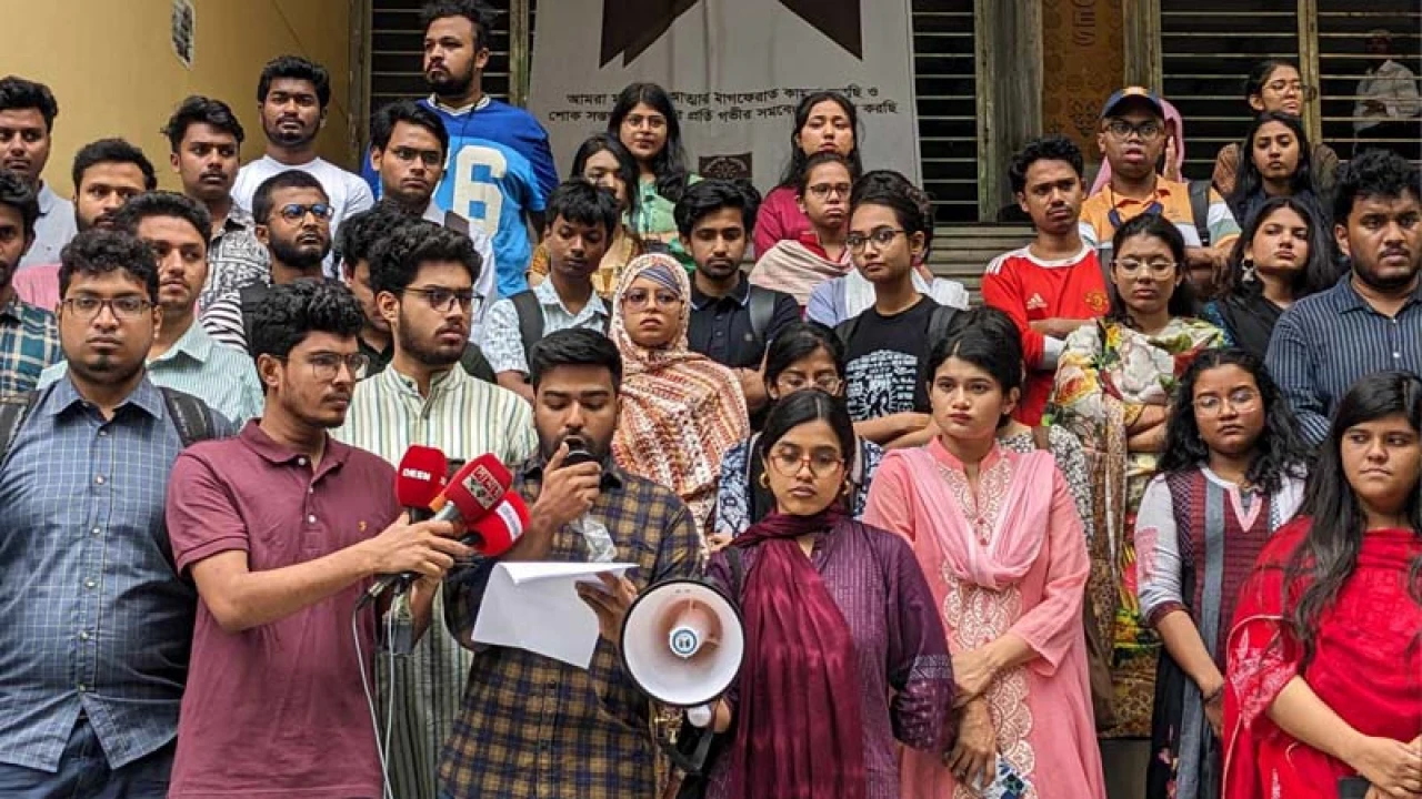 ঢাবি অধ্যাপকের বিরুদ্ধে যৌন হয়রানির অভিযোগ তদন্তের অগ্রগতি জানাতে আলটিমেটাম