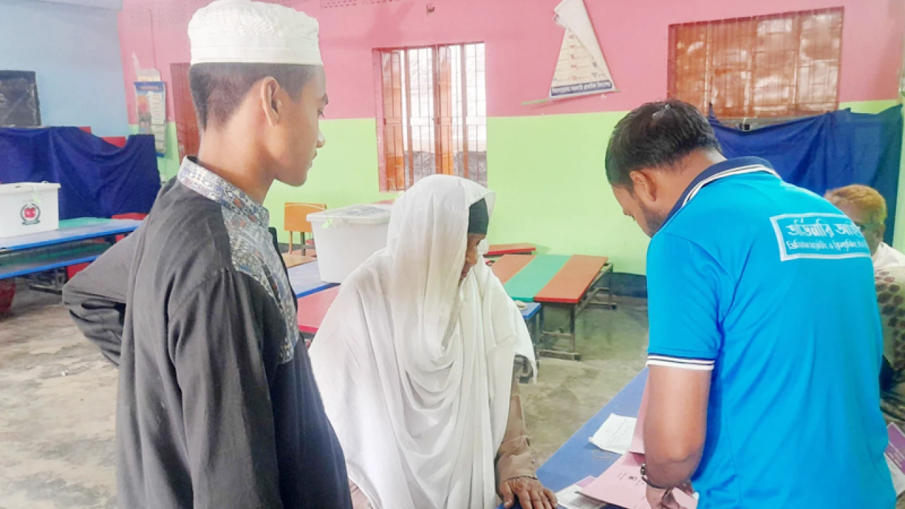 নাতির কাঁধে ভর দিয়ে ভোটকেন্দ্রে ৯০ বছরের বৃদ্ধা