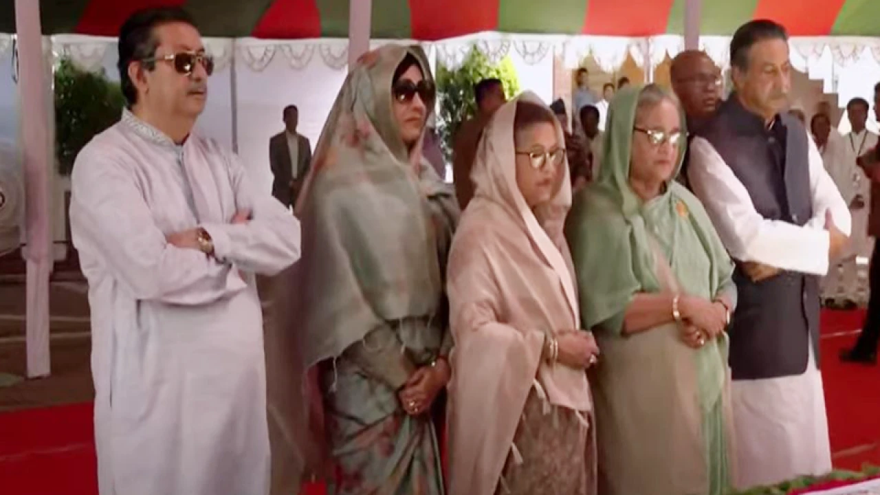 টুঙ্গিপাড়ায় বঙ্গবন্ধুর সমাধিতে প্রধানমন্ত্রীর শ্রদ্ধা