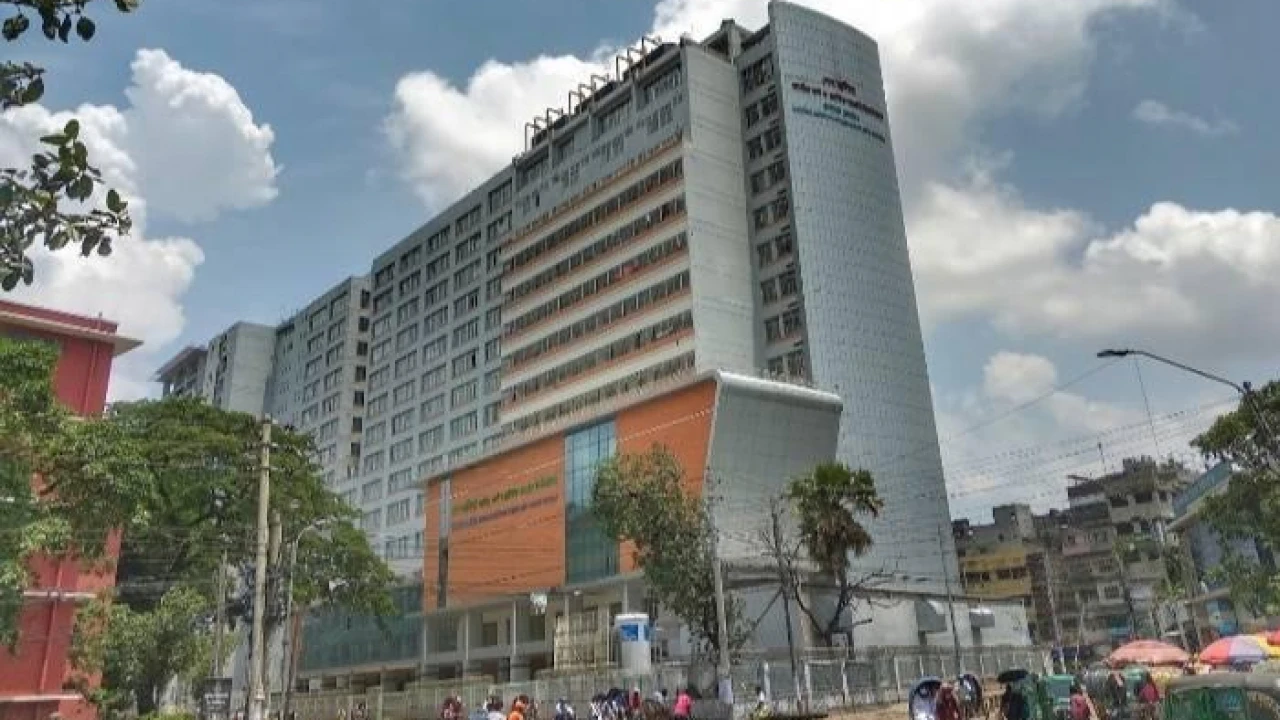 মিরপুরে আগুন নেভাতে গিয়ে ধোঁয়ায় অসুস্থ ৭ শ্রমিক