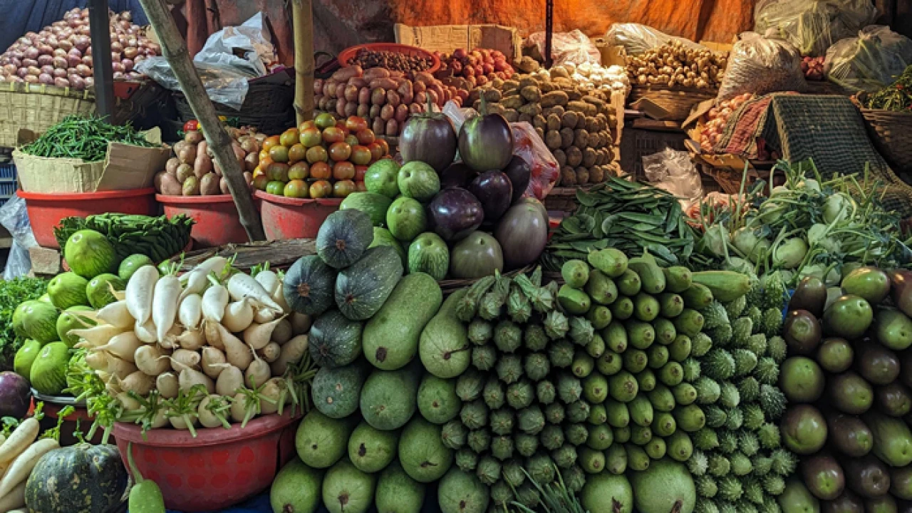 সবজির বাজারে উত্তাপ, চড়া দাম নিত্যপণ্যে