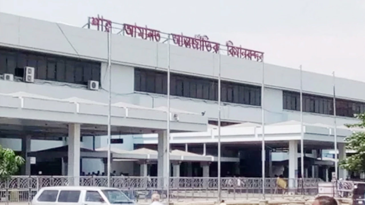 চট্টগ্রামে বিমানের জরুরি অবতরণ, প্রাণে বাঁচলেন ১৯১ যাত্রী