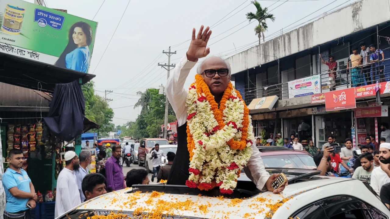 ফুলেল শুভেচ্ছায় সিক্ত হলেন আলমগীর হোসেন