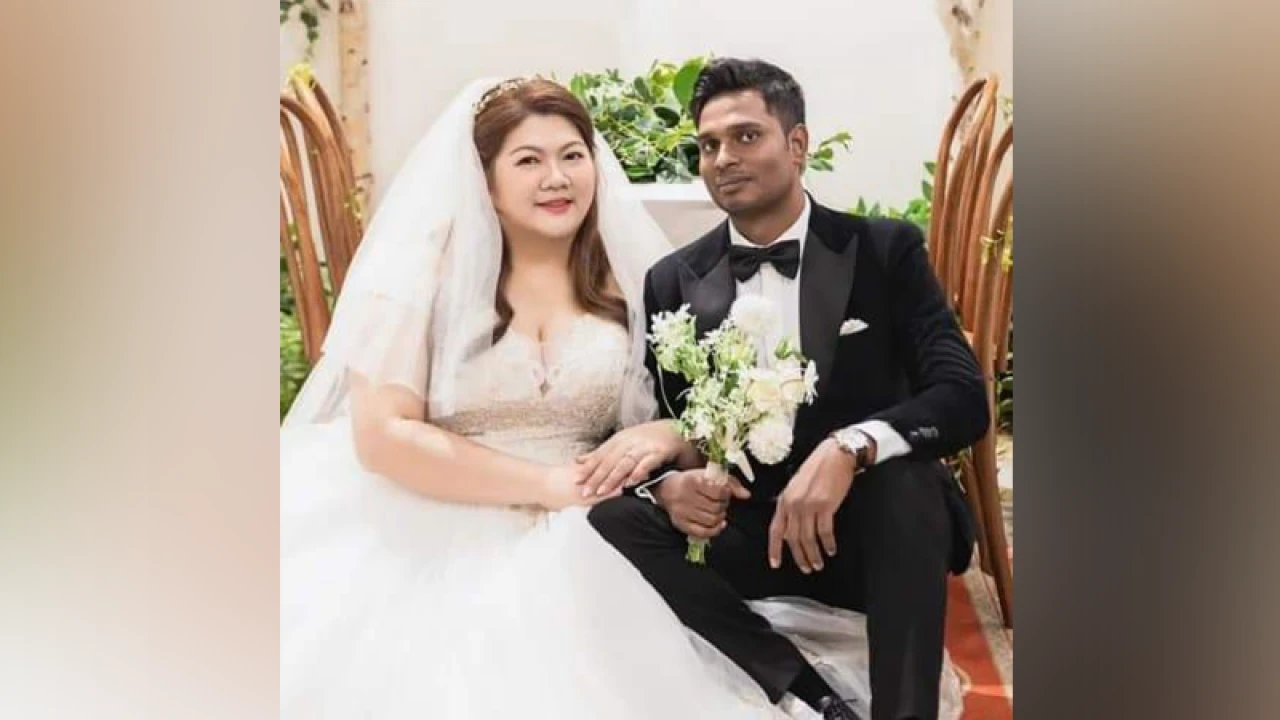 হেলিকপ্টারে বিদেশি বধূ নিয়ে বাড়ি ফিরলেন প্রবাসী