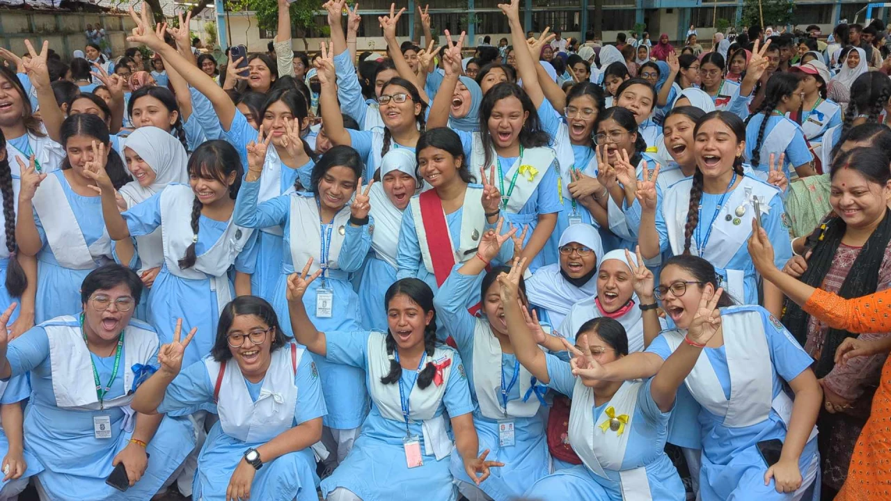 ছবিতে শিক্ষার্থীদের বাঁধভাঙা উচ্ছ্বাস