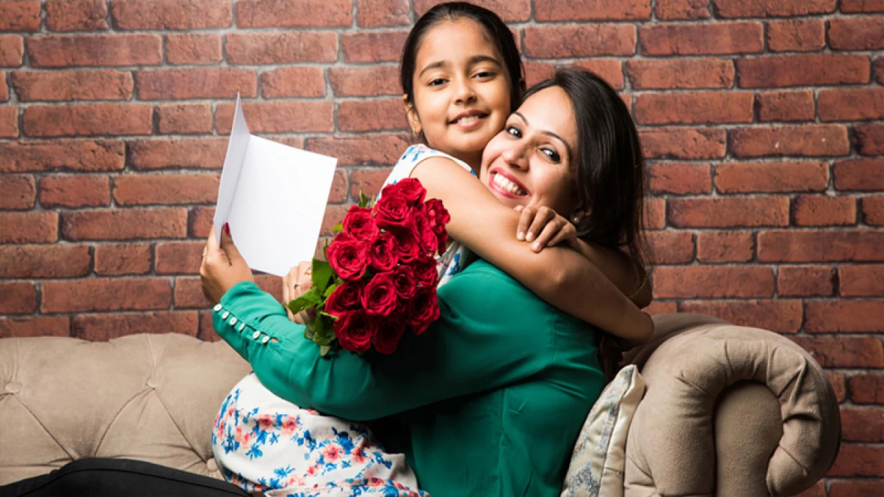 আজ মাকে যেসব উপহার দিতে পারেন