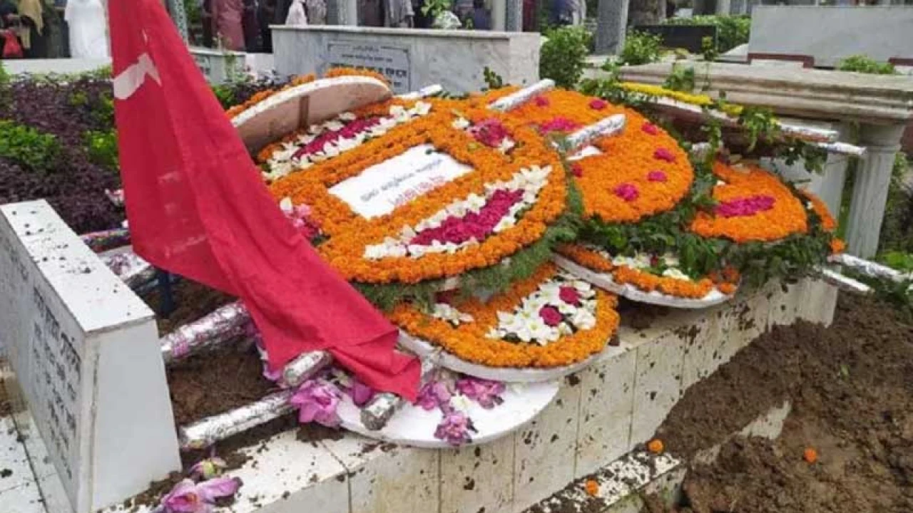 বাবা-মায়ের কবরের পাশে শায়িত হলেন হায়দার আকবর খান রনো