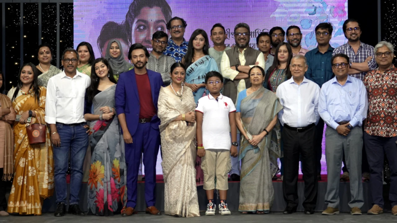 গল্পটি দুই পরিবারের অর্থ ও সামাজিক দ্বন্দ্বের