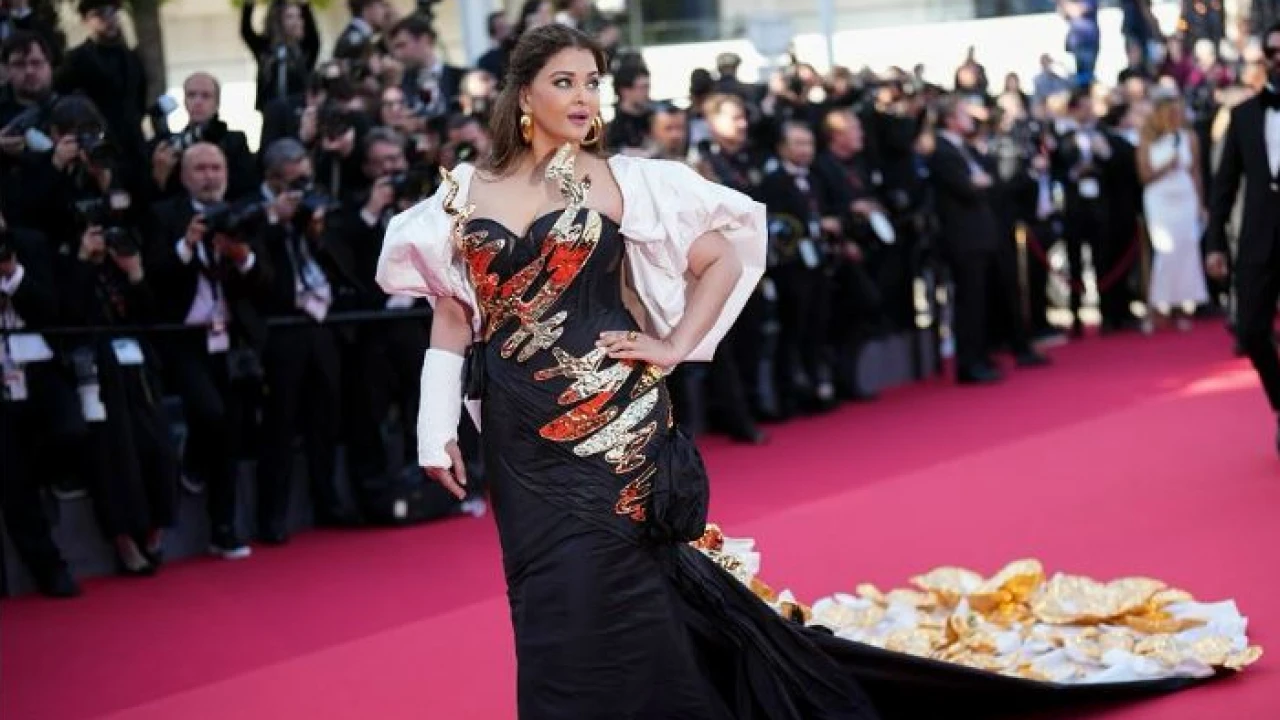 হাতে প্লাস্টার নিয়ে কানে দ্যুতি ছড়ালেন ঐশ্বরিয়া