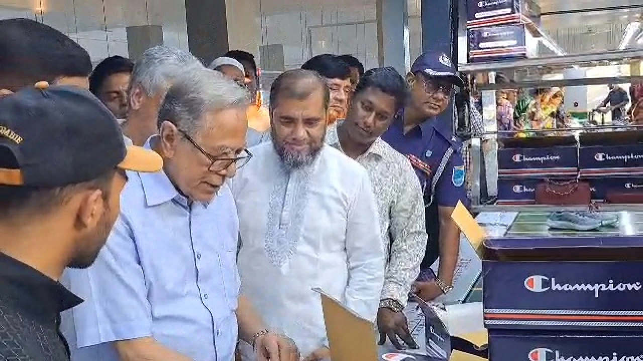 সাবেক রাষ্ট্রপতিকে সামনে পেয়ে হতবাক শ্রমিকরা‌