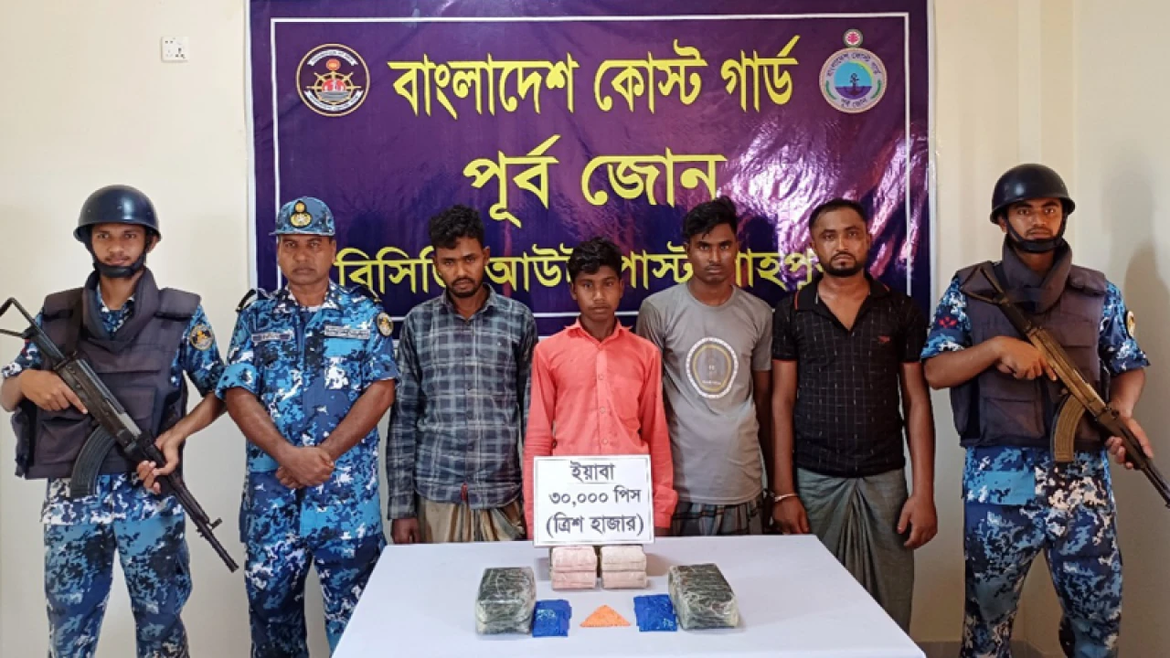 নাফ নদে ধাওয়া করে মাদকের চালানসহ চারজনকে আটক