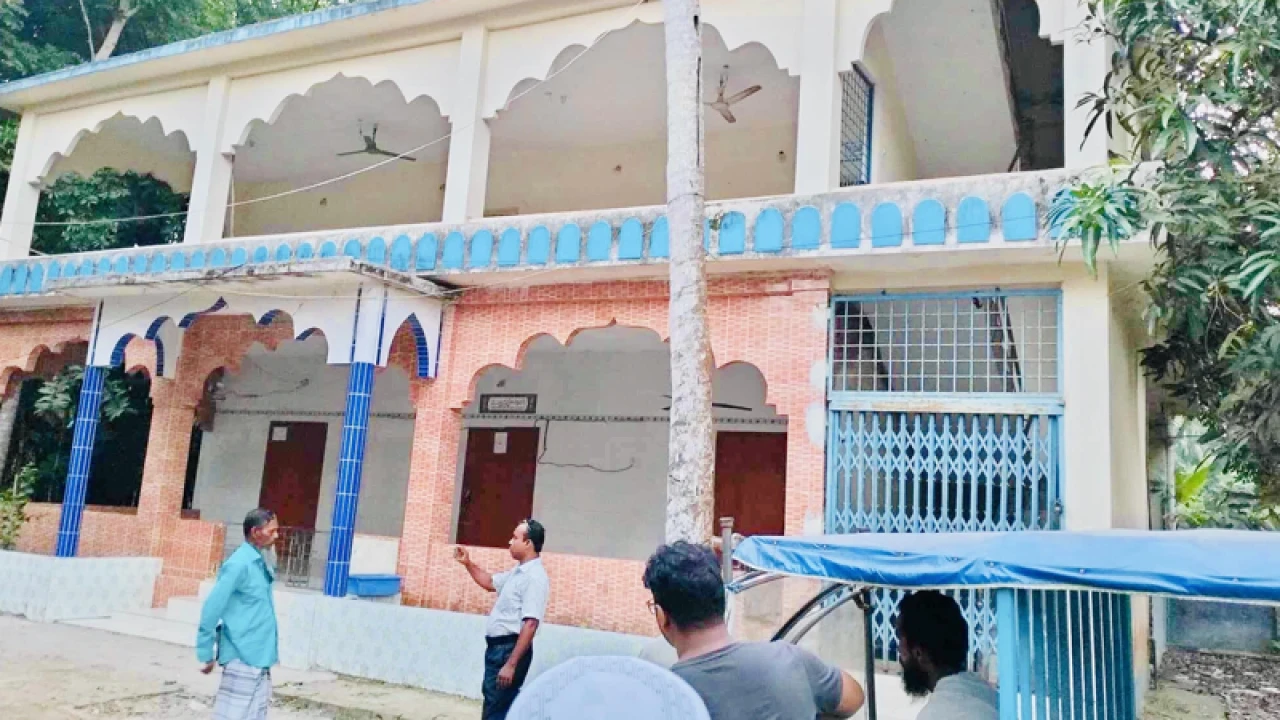 ইমামকে বহিষ্কার, খুলে নেওয়া হলো মসজিদের ফ্যান-মাইক