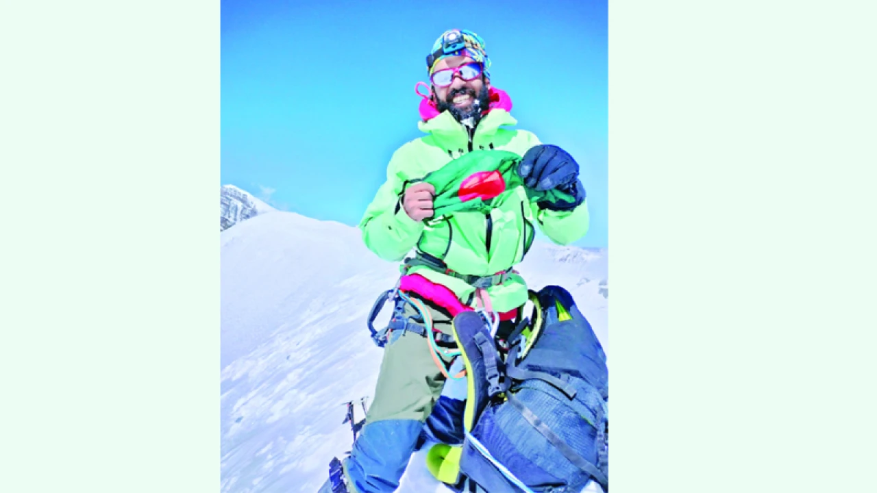 লাল-সবুজ নিশান হাতে এভারেস্ট চূড়ায় বাবর