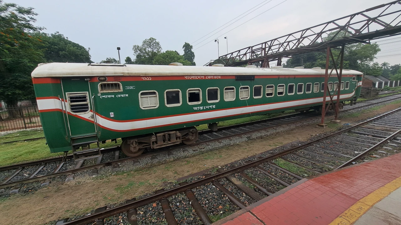 রাজবাড়ীতে বগি রেখে চলে গেল সুন্দরবন এক্সপ্রেস