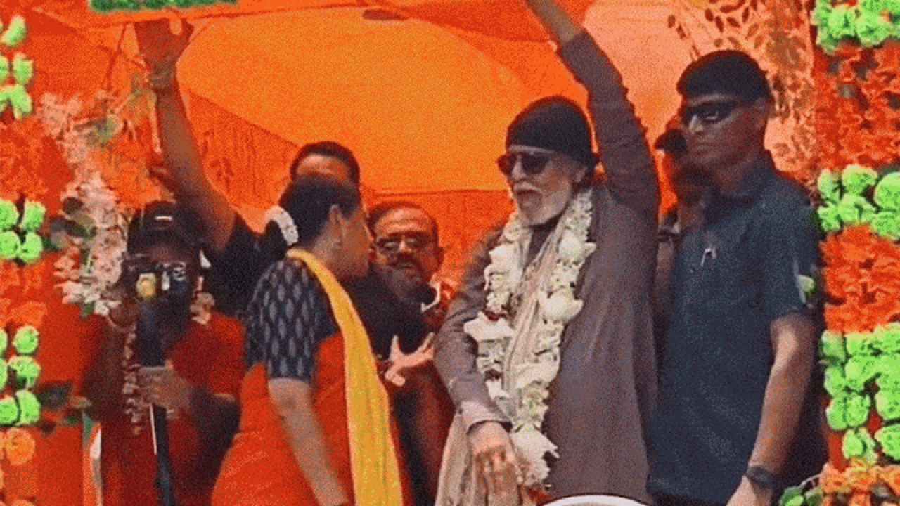 মিঠুন চক্রবর্তীর রোড শোতে জুতা নিক্ষেপ