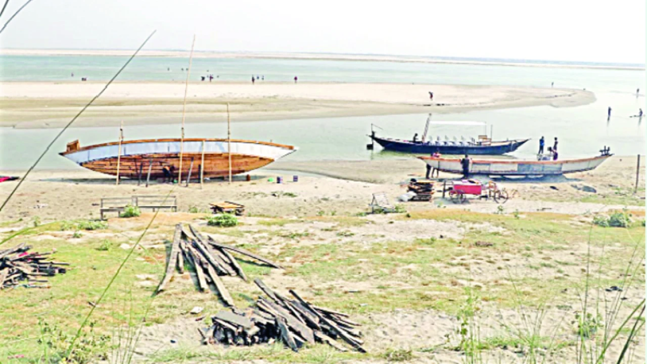 পদ্মার বুকজুড়ে মরুভূমি