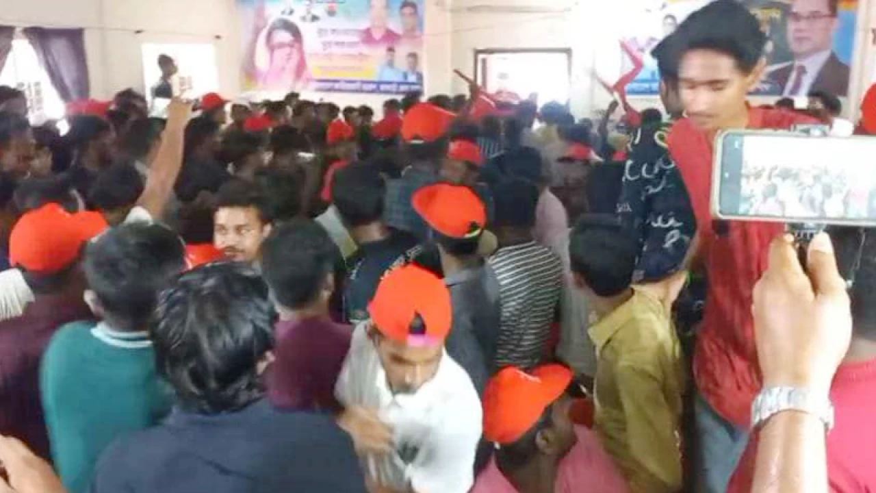 ছাত্রদলের কর্মী সম্মেলনে চেয়ার ছোড়াছুড়ি