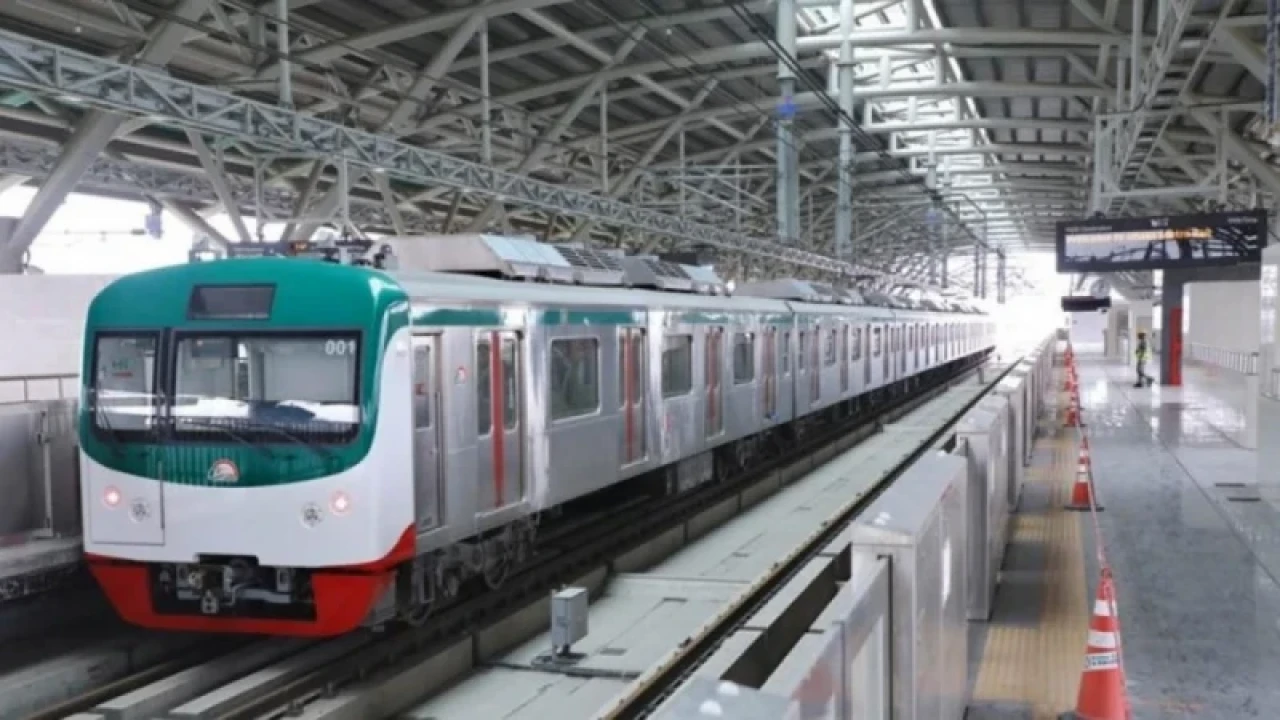 অবশেষে মেট্রোরেল চলাচল শুরু