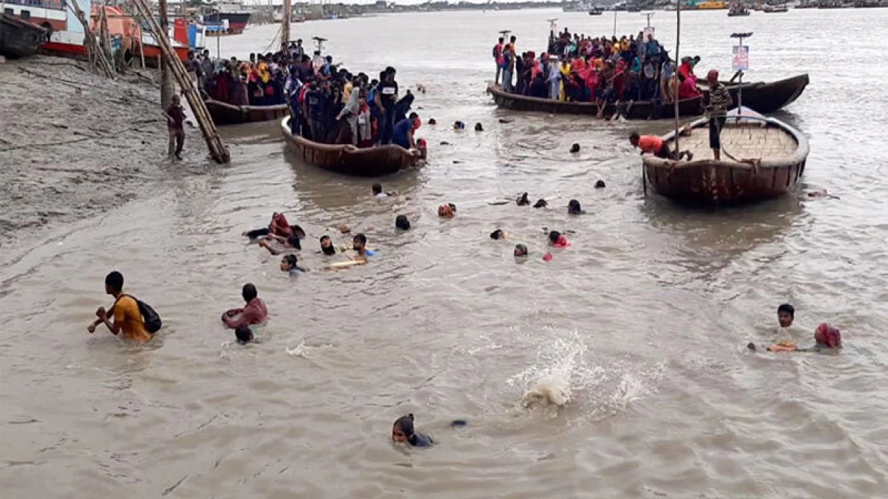 মোংলায় ৮০ যাত্রী নিয়ে ট্রলারডুবি