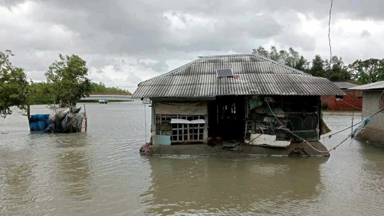 ঘূর্ণিঝড় রিমাল: জোয়ারের পানিতে তলিয়ে গেছে জেলে পল্লী