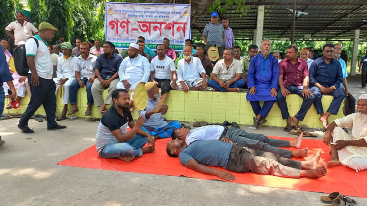 হিমাগারে অতিরিক্ত ভাড়া আদায়ের প্রতিবাদে গণঅনশনে আলু চাষিরা
