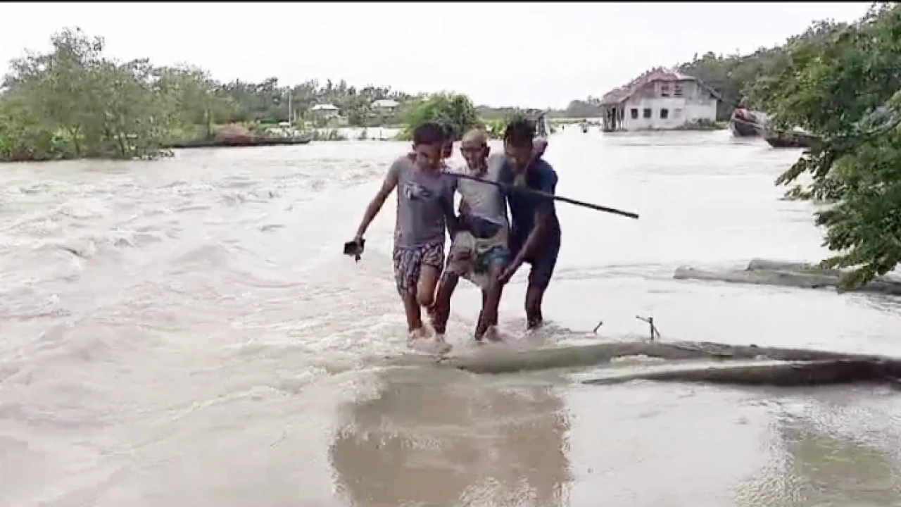 পটুয়াখালীতে বেড়িবাঁধ ভেঙে ৬ গ্রাম প্লাবিত, পানিবন্দী ১৫ হাজার মানুষ