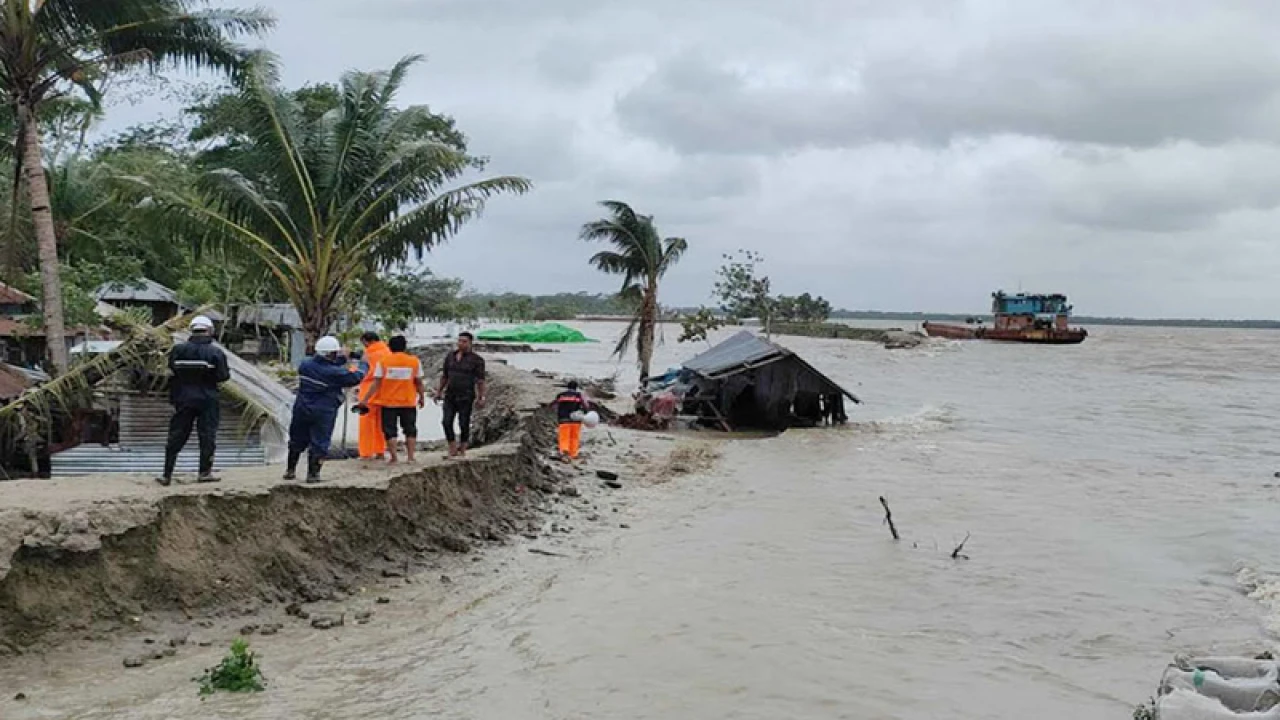 উপকূল অতিক্রম করছে ঘূর্ণিঝড় ‘রিমাল’