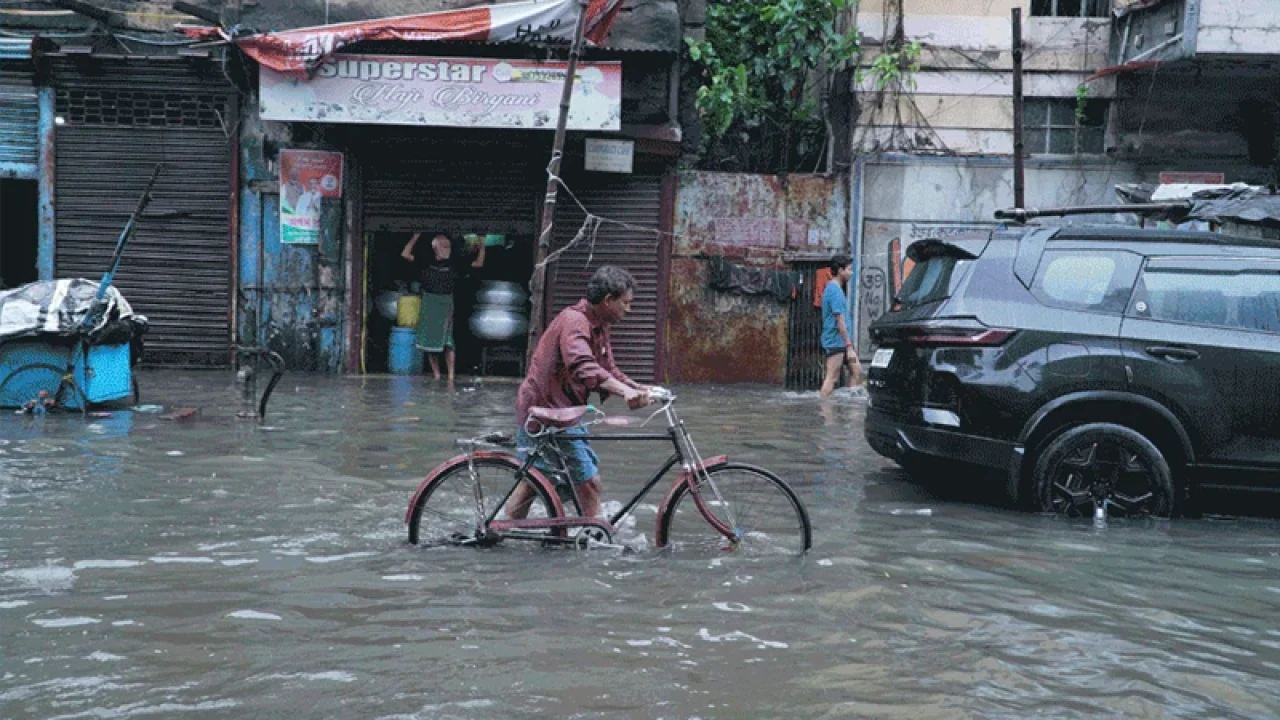 রিমালের তাণ্ডবে প্লাবিত কলকাতা