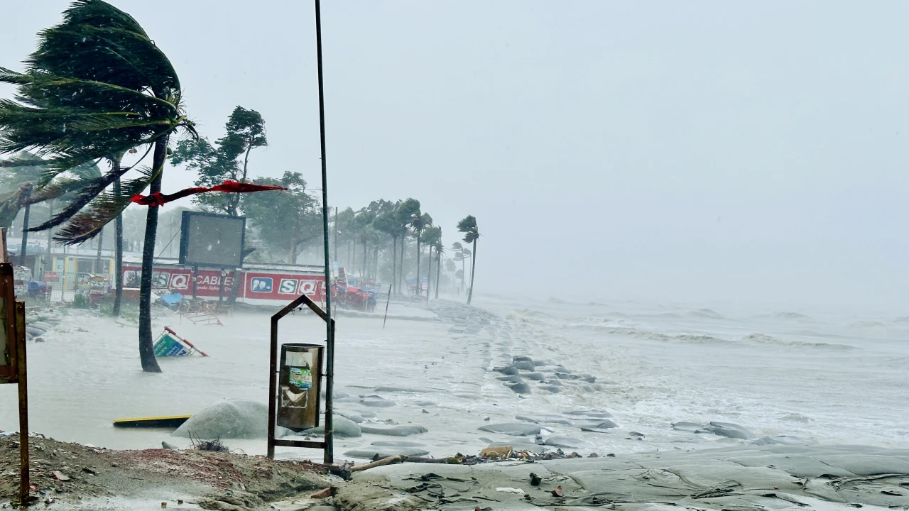 এখনো শান্ত হয়নি উপকূল