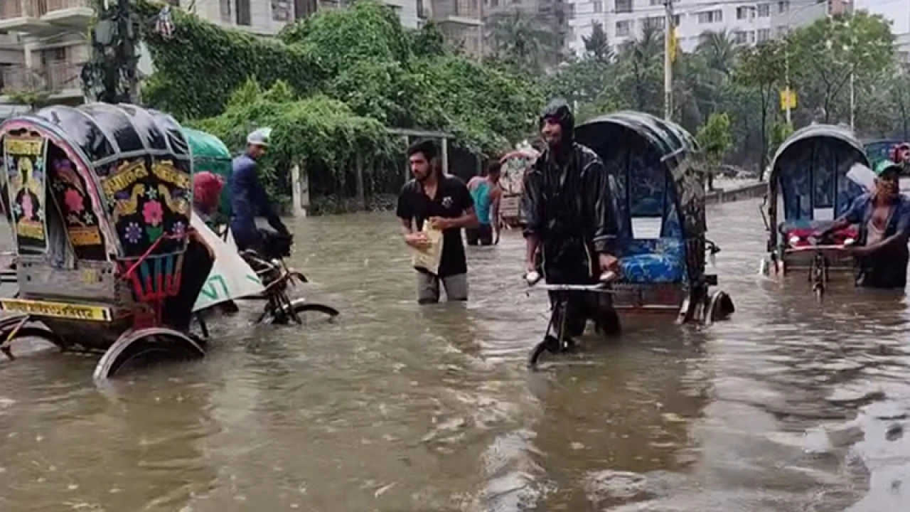 বৃষ্টির পানিতে তলিয়ে গেছে চট্টগ্রামের অনেক সড়ক