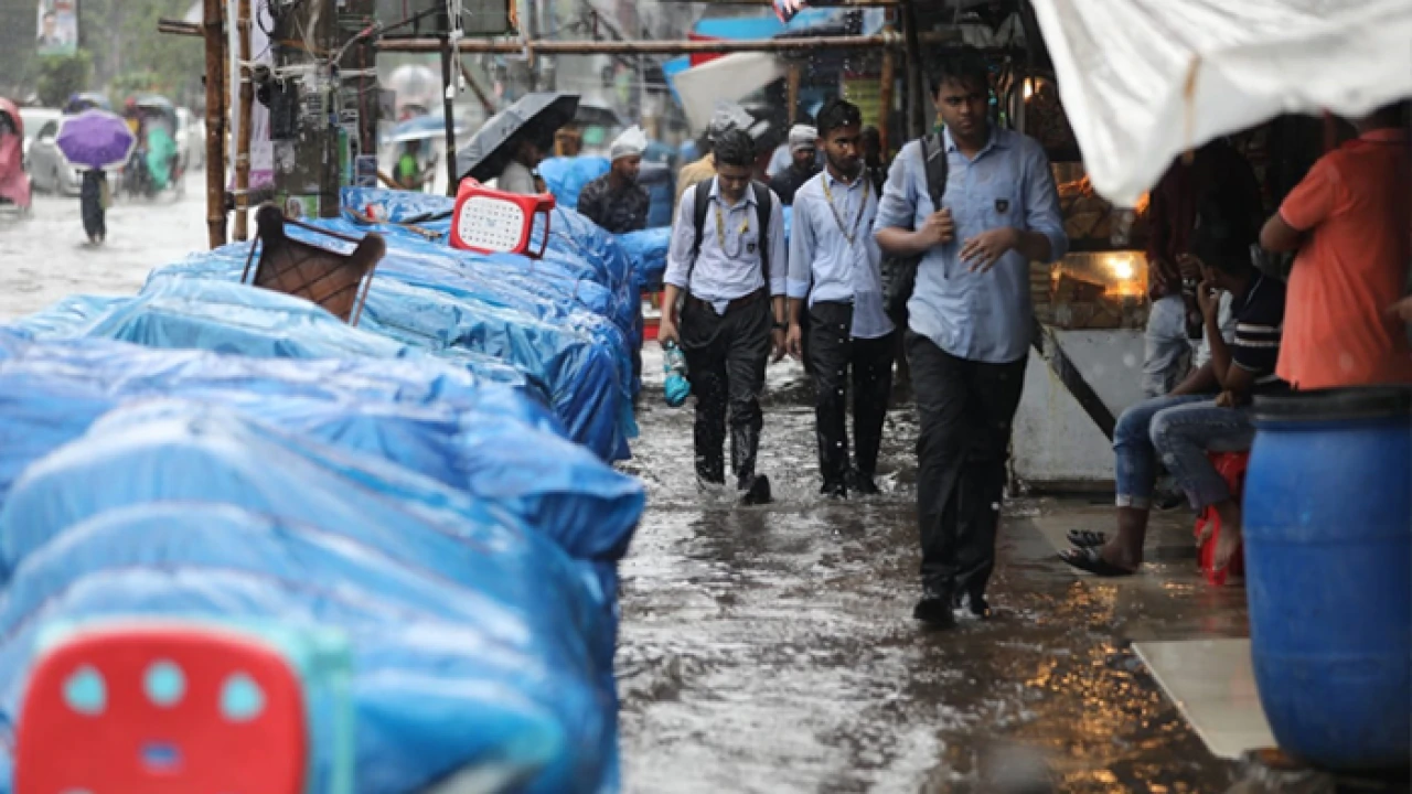 রাজধানীতে বৃষ্টির সময় বিদ্যুৎস্পৃষ্টে ৩ জনের মৃত্যু