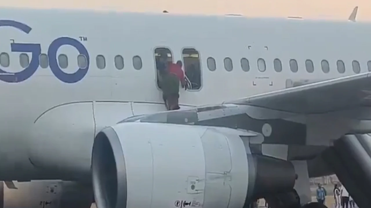 বিমানে বোমাতঙ্ক, দ্রুত যাত্রীদের নামিয়ে চলল তল্লাশি (ভিডিও)