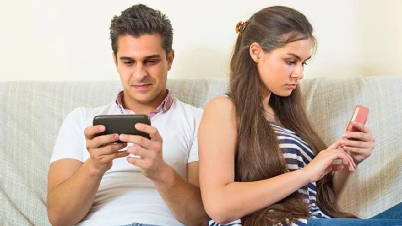 দাম্পত্য জীবনে প্রভাব ফেলছে মোবাইল আসক্তি, সমাধান যেভাবে