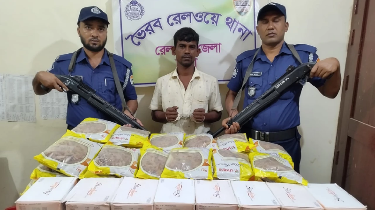 ভারতীয় কিসমিস ও কসমেটিকসহ যুবক গ্রেপ্তার