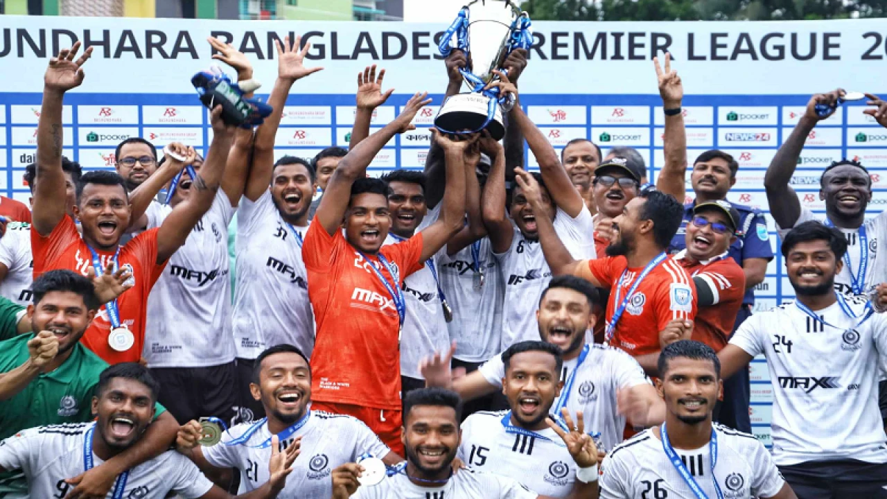 মোহামেডানের রানার্সআপ ট্রফি জয়ের আনন্দ