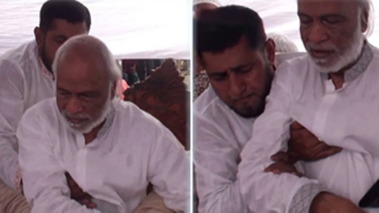 মঞ্চ ভেঙে পড়ে গেলেন ড. মঈন খান