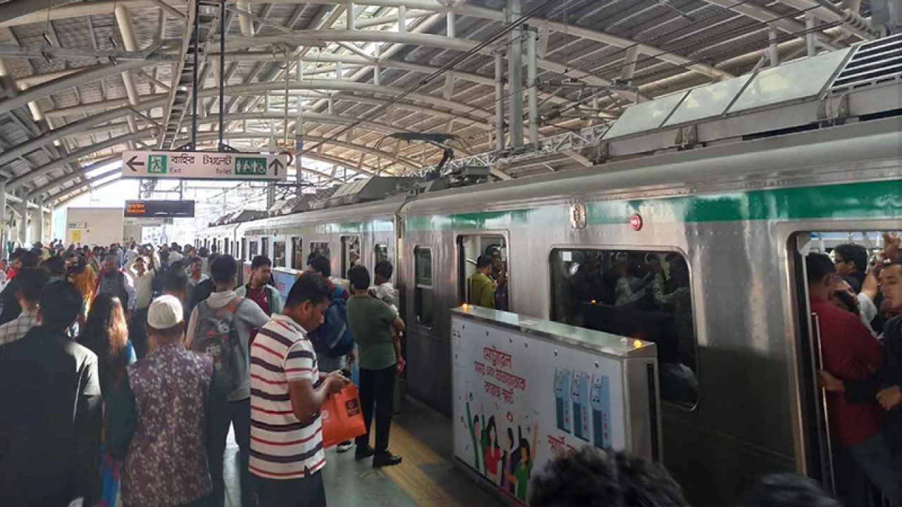 মেট্রোরেলে শিডিউল বিপর্যয়, অফিসগামী যাত্রীদের ভোগান্তি