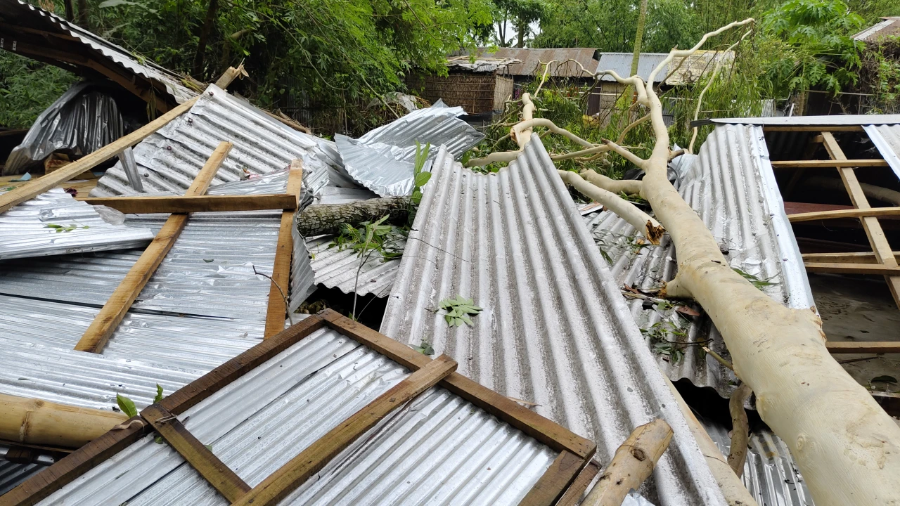 ঝড়ে লন্ডভন্ড শিক্ষাপ্রতিষ্ঠান, আহত ৫