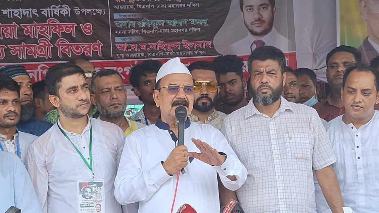 খালেদা জিয়ার নাম শুনলে শেখ হাসিনার রক্তচাপ বেড়ে যায়: গয়েশ্বর