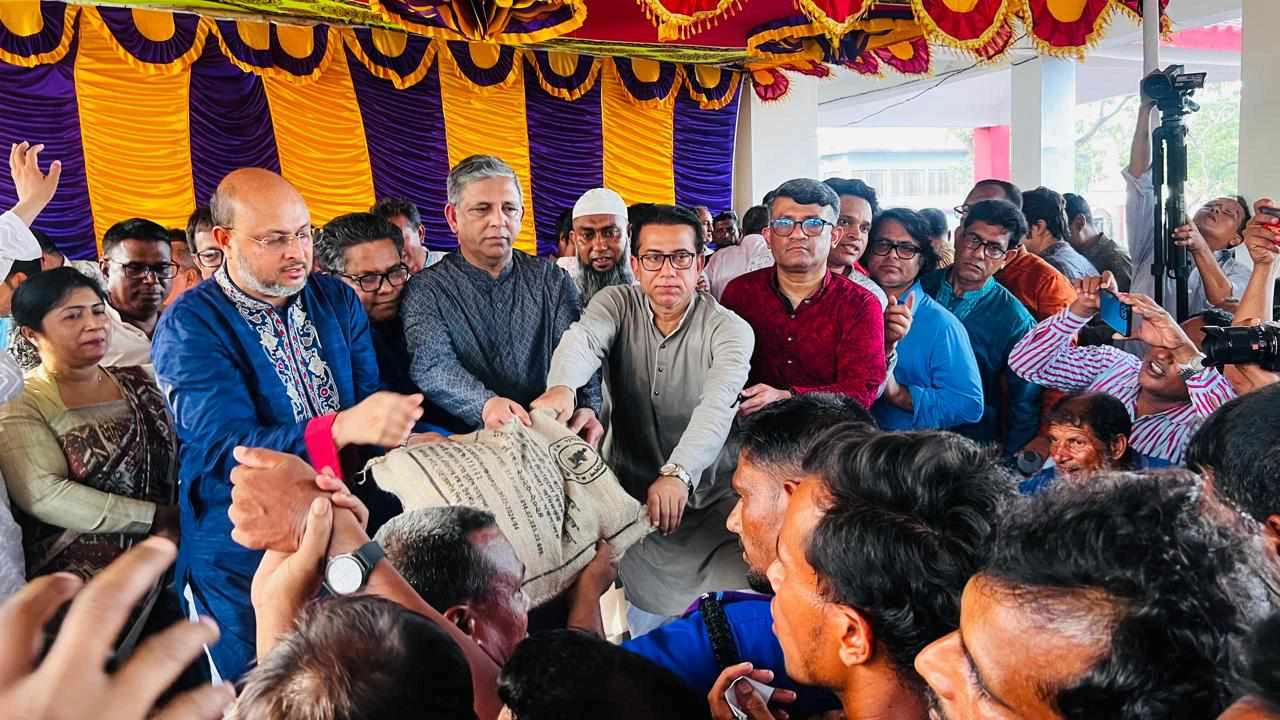 ঘূর্ণিঝড় রিমালে ক্ষতিগ্রস্ত ১২শ’ পরিবারের পাশে দাঁড়াল আওয়ামী লীগ