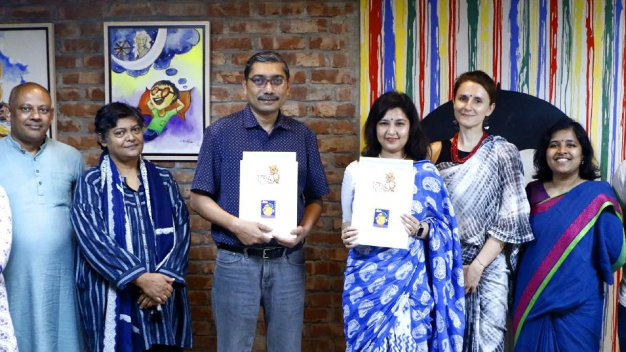 দুরন্ত টিভির রঙ বেরঙের গল্পে আসছে চলপড়ি’র বই